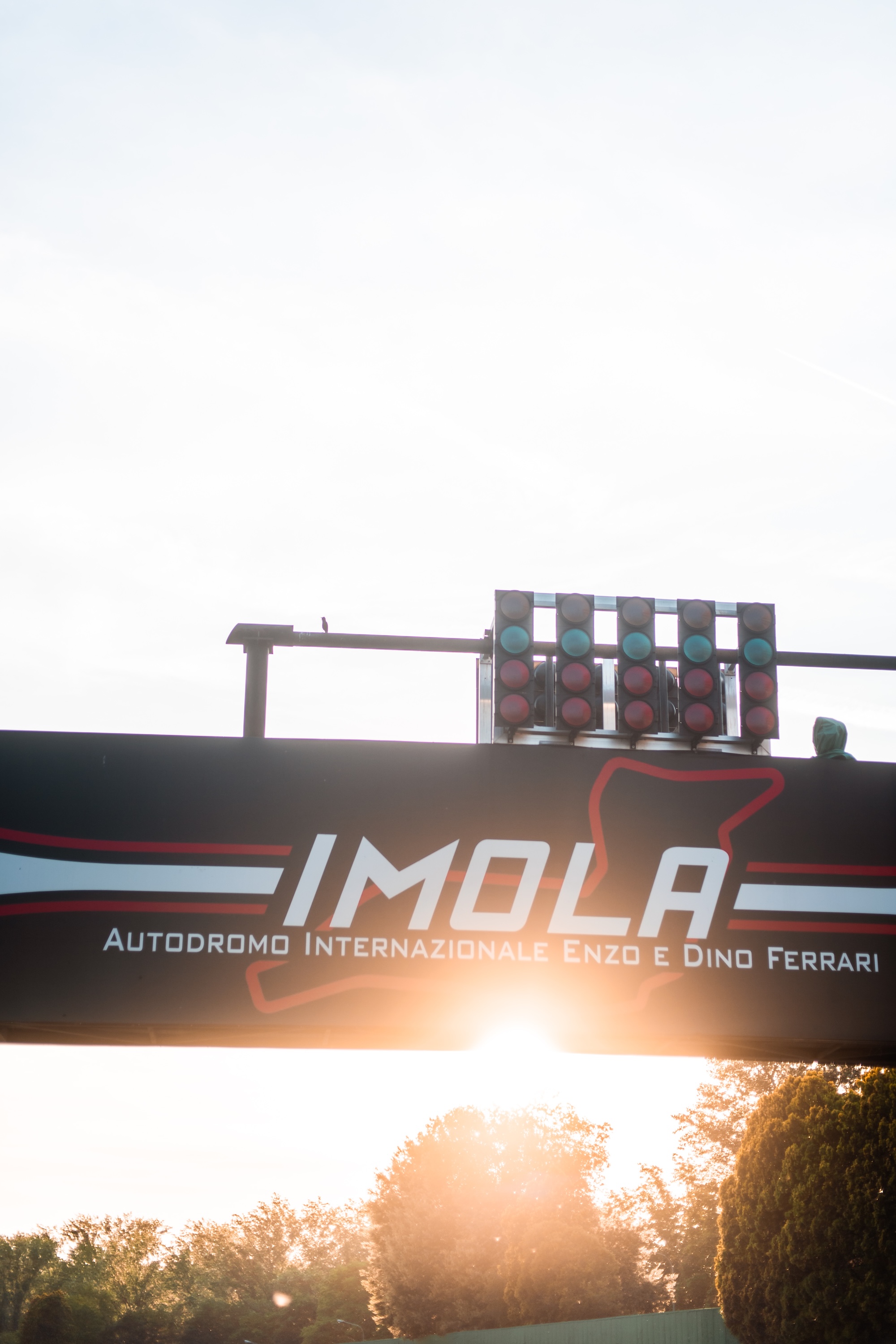 Das Imola-Schild im Gegenlicht