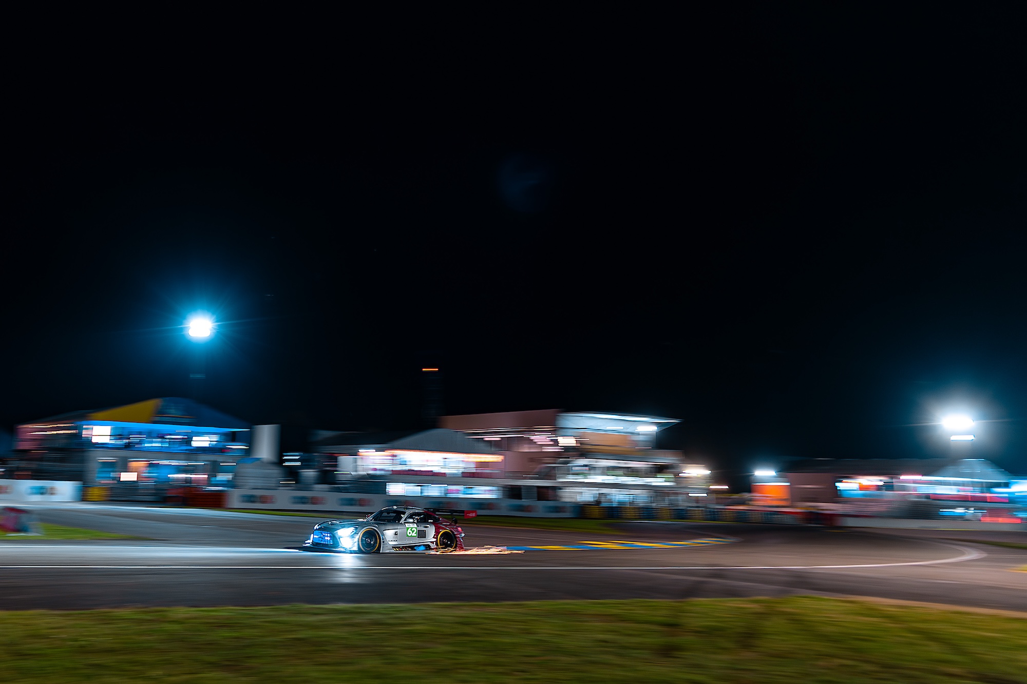 Funkenflug in der Nacht