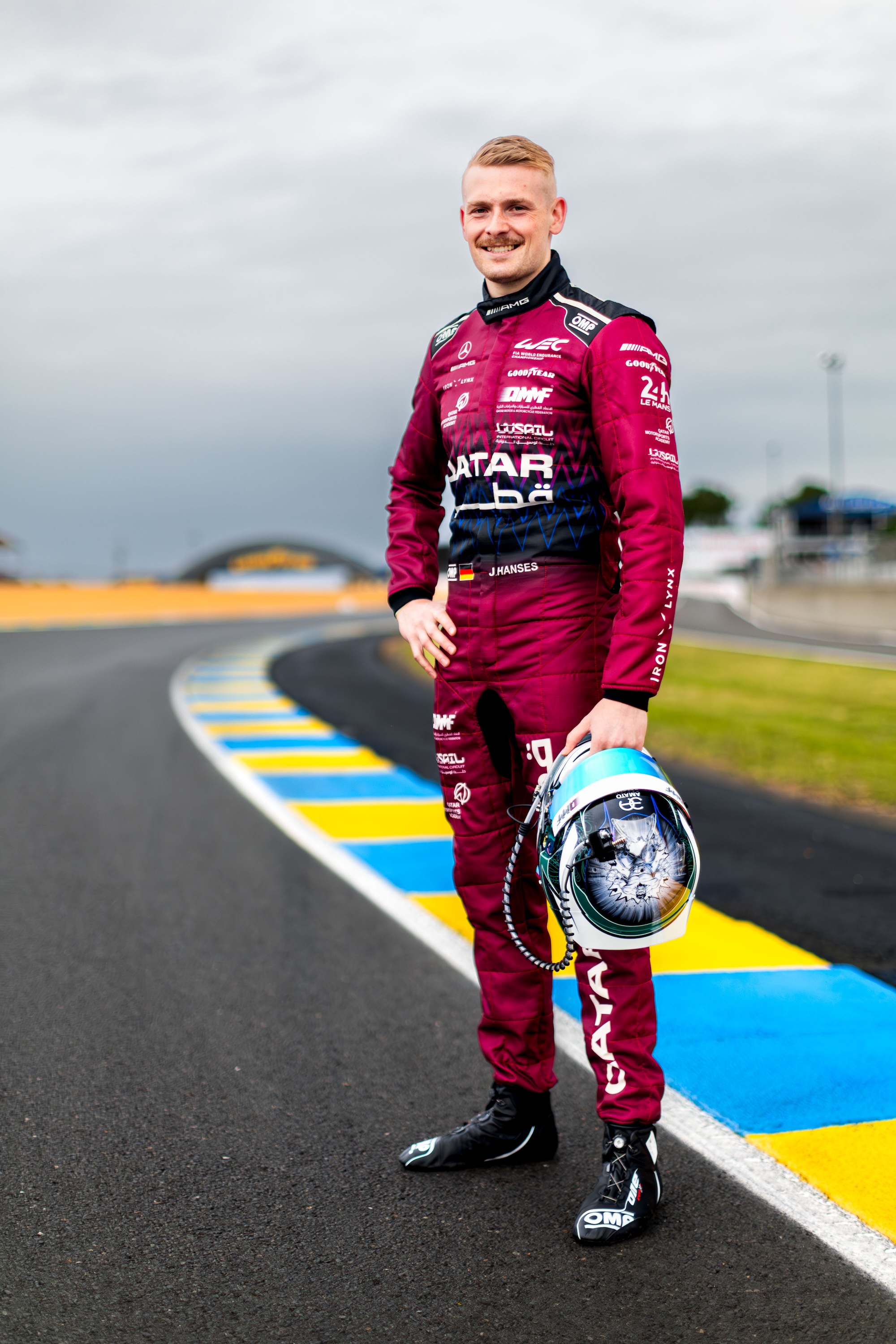 Julian Hanses mit Helm in der Hand auf der Strecke in Le Mans