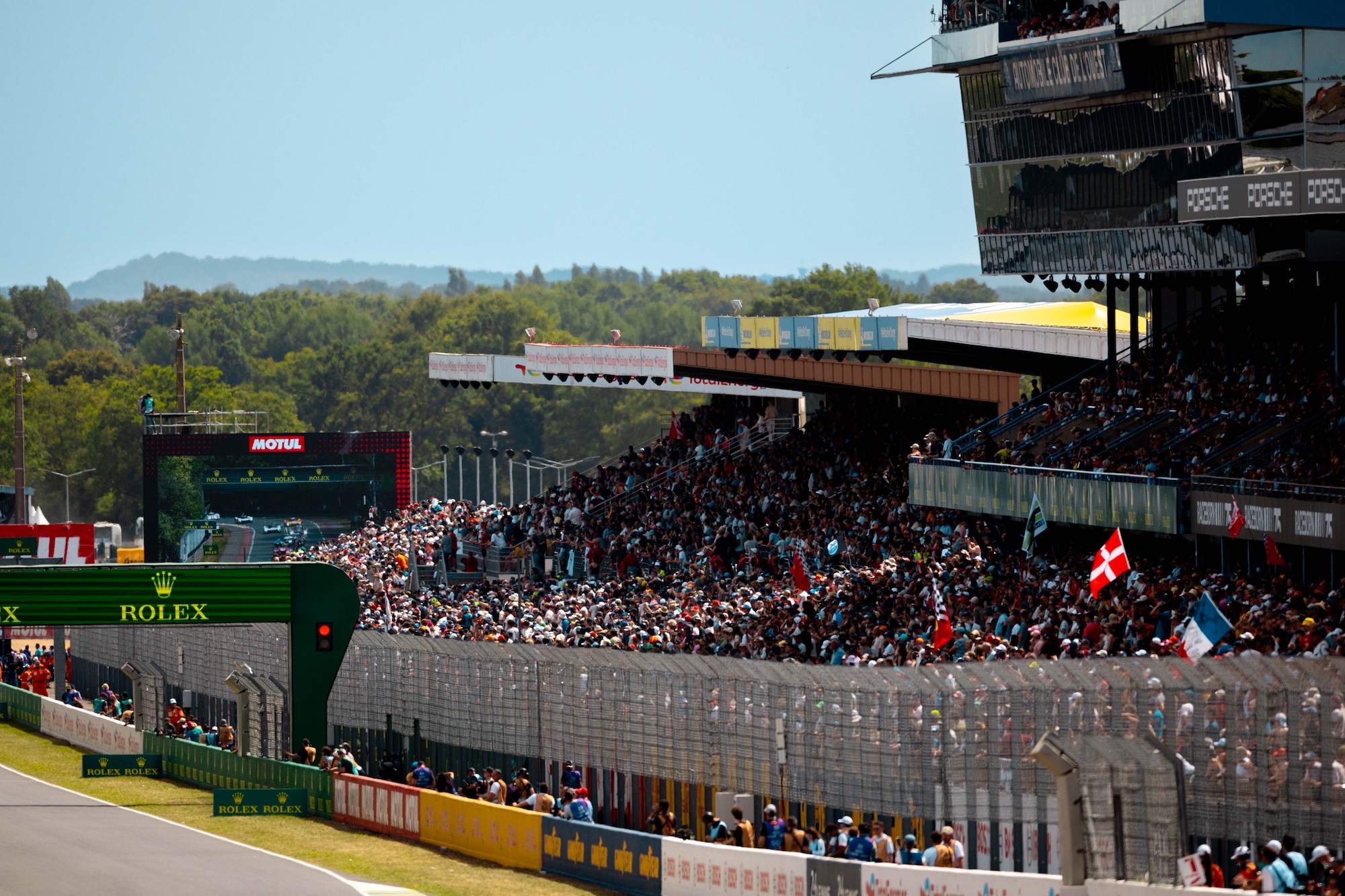 Volle Haupttribüne bei den 24 Stunden von Le Mans